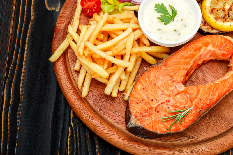 脆皮三文鱼与薯条