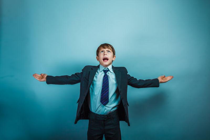 张开双臂的男孩