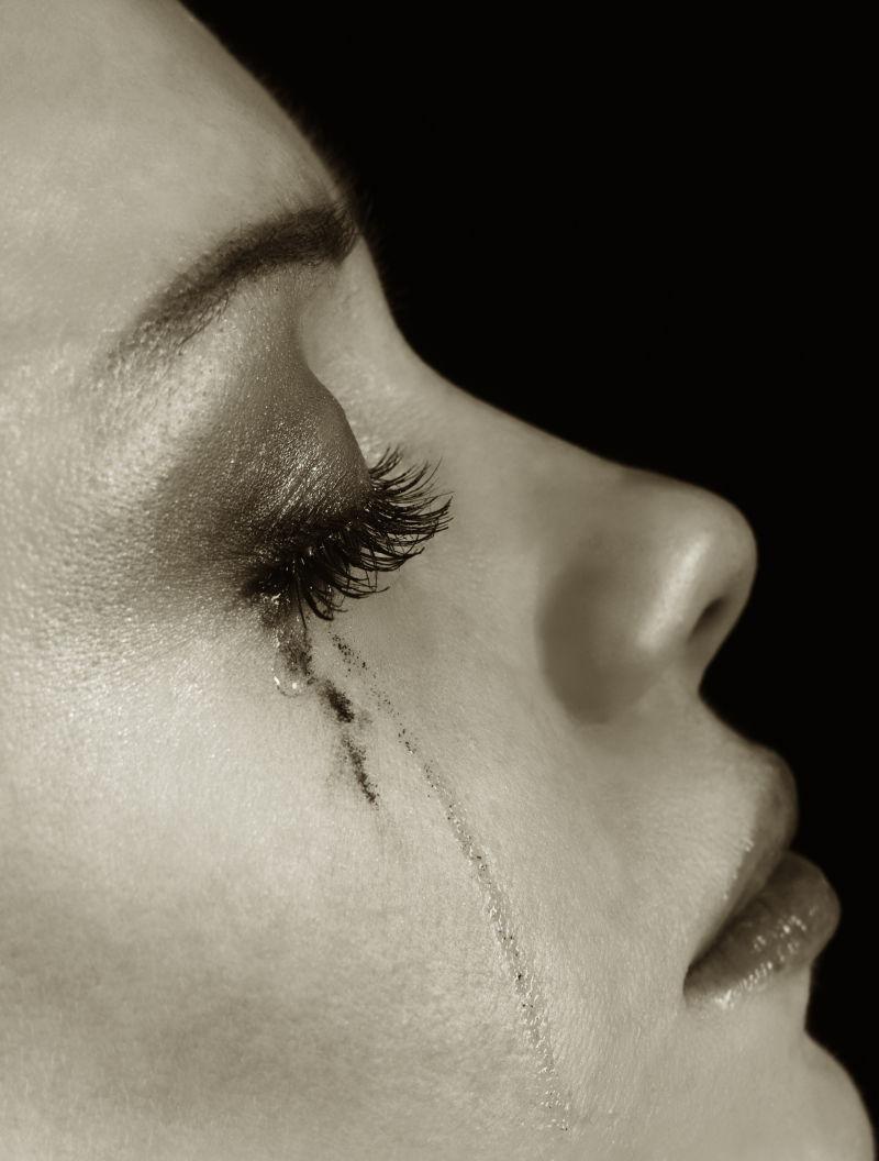痛苦的女人流泪图片