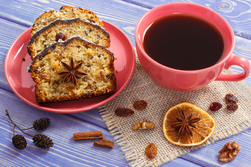 咖啡和面包的早餐