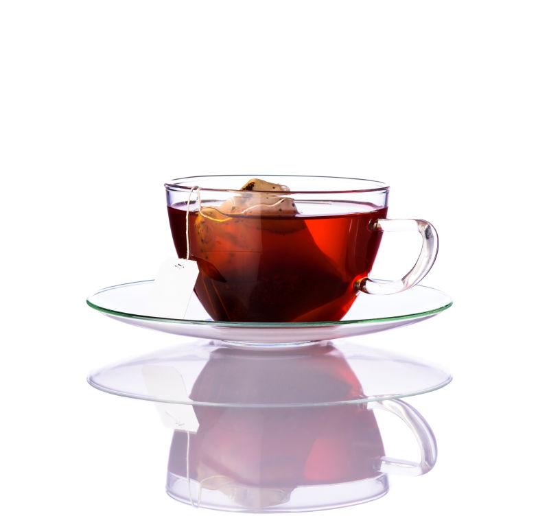 白色背景上玻璃杯中的茶袋红茶
