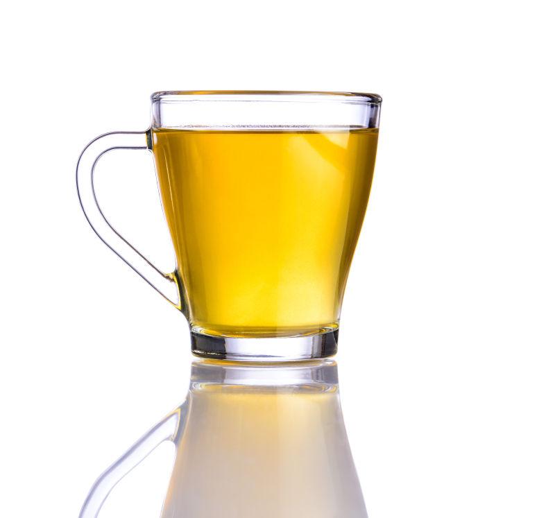 白色背景下的柠檬茶
