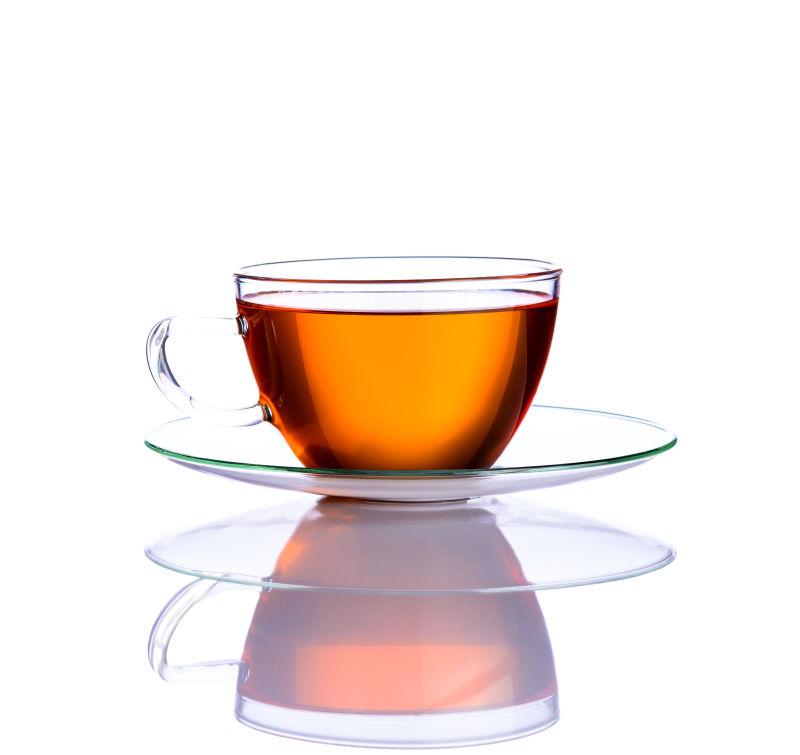 白色背景下的一杯茶