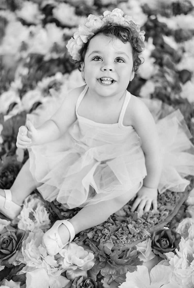 可爱的孩子黑白画像图片 坐在铺满花的垫子上的可爱的孩子黑白画像素材 高清图片 摄影照片 寻图免费打包下载