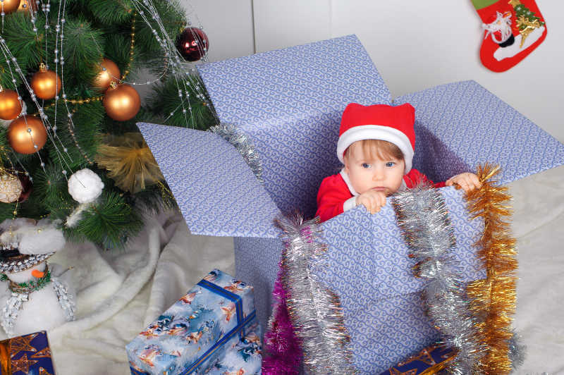 礼物盒子里的可爱圣诞小女孩