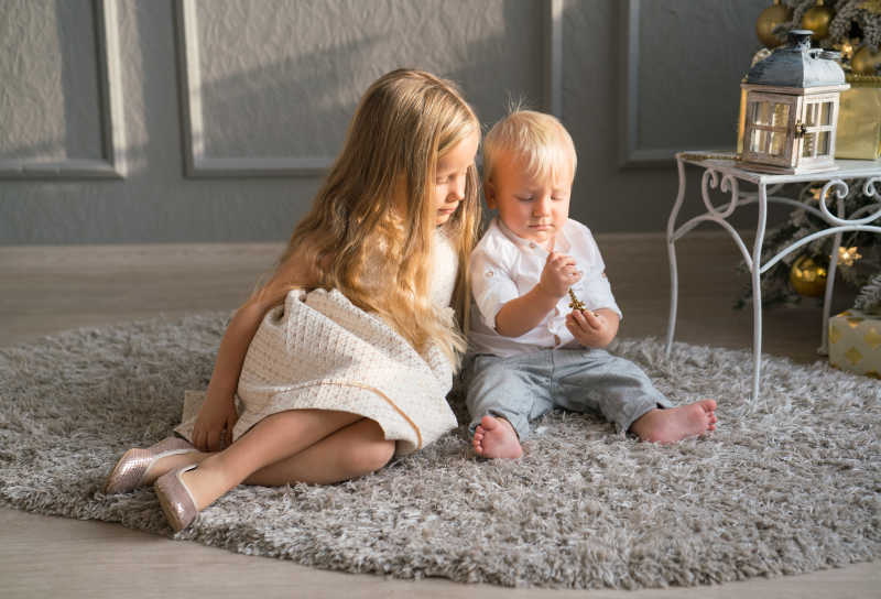 可爱的孩子们快乐地在圣诞树附近玩耍