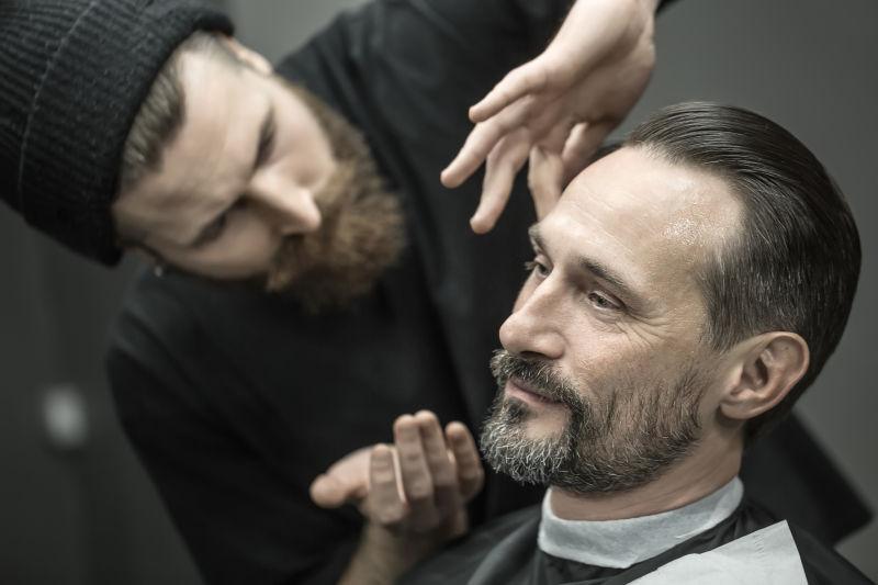 理发师给顾客打理发型