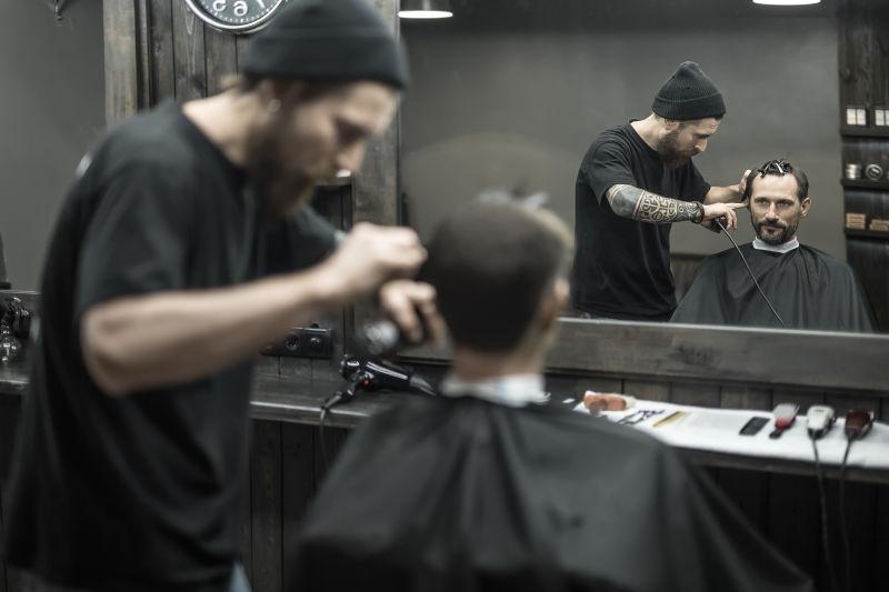 男性理发师给男性顾客理发