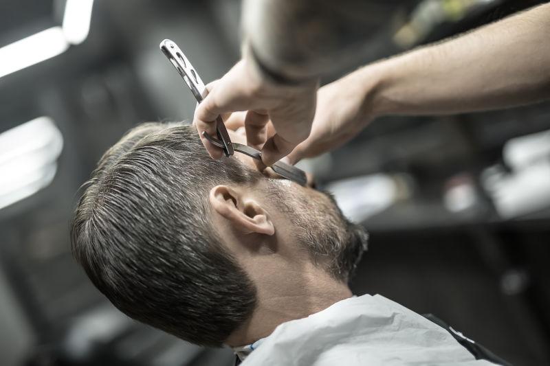 理发师给顾客修剪胡须