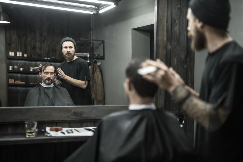 理发师给时尚的男人设计发型