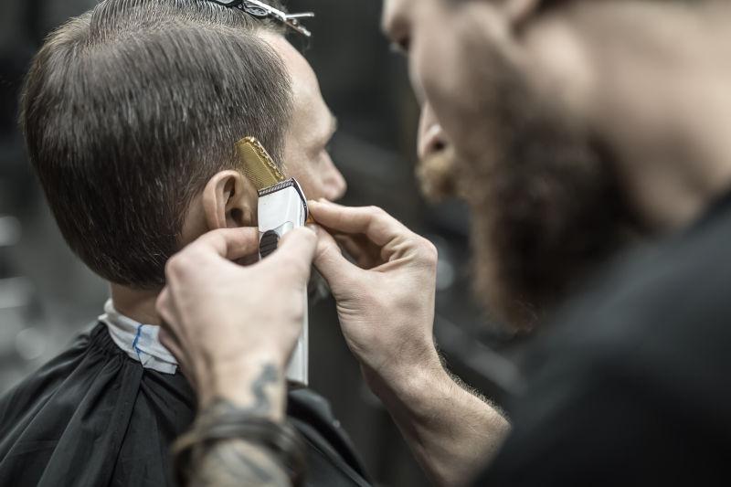 理发店理发的特写镜头