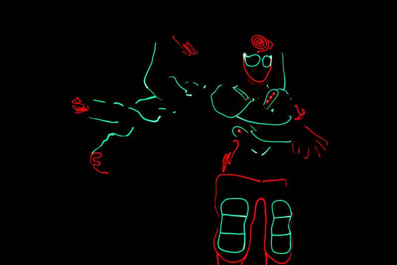 黑暗中在起舞的LED舞者们