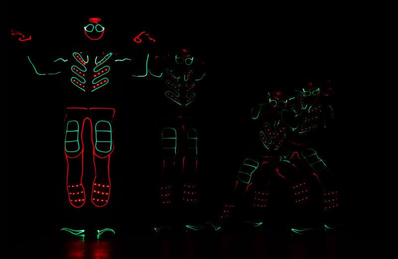 LED舞蹈团队在黑暗中跳舞