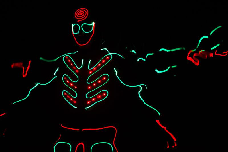 在起舞的LED舞者