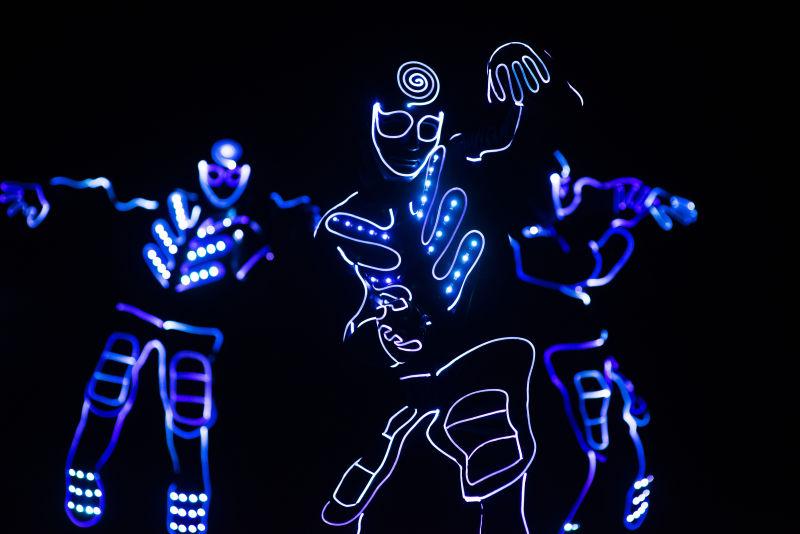 正在黑暗中舞动的LED舞者