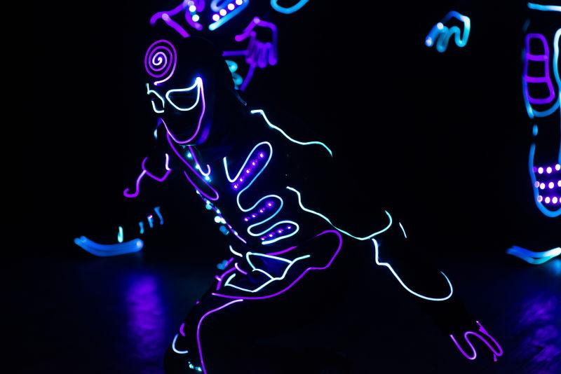 黑暗中起舞的LED舞蹈团舞者