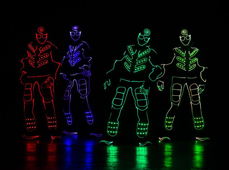 正在黑暗中起舞的LED舞者们