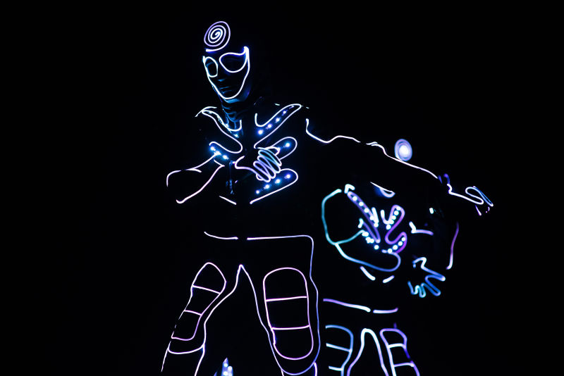 在黑暗中起舞的LED舞者