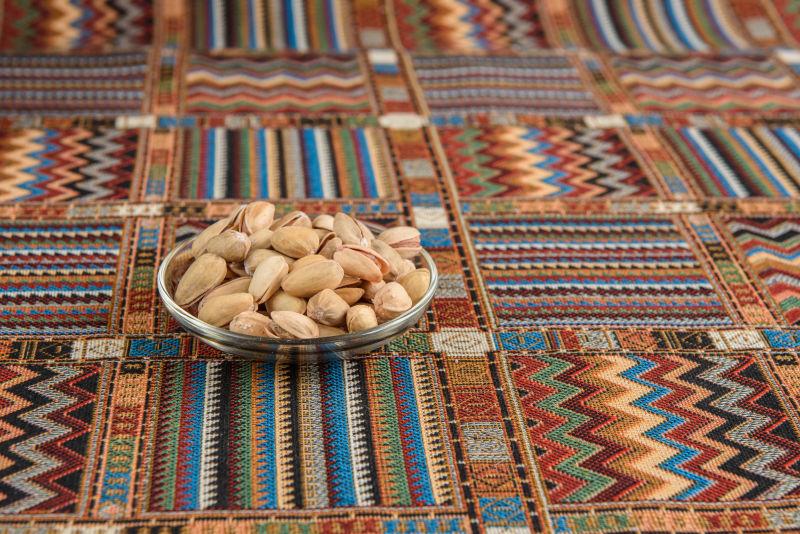 阿月浑子坚果在地毯上