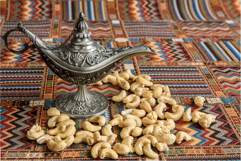 传统阿拉伯地毯上的腰果在青铜下