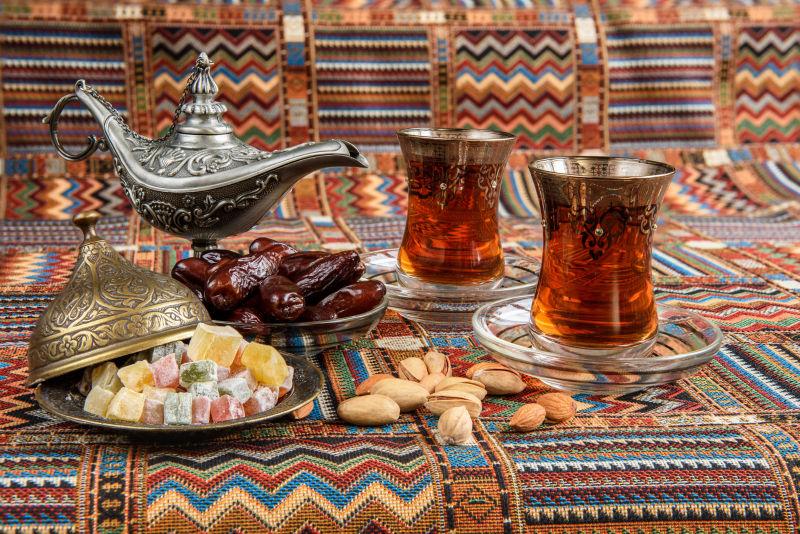 地毯上的茶与糖果大枣