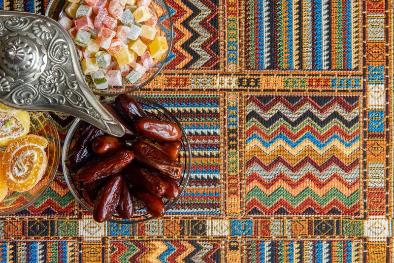 传统地毯上的糖果与大枣