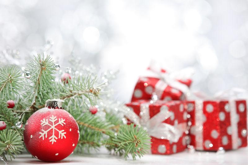 松枝小红球和红色礼盒