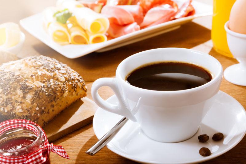 桌子上咖啡和营养早餐