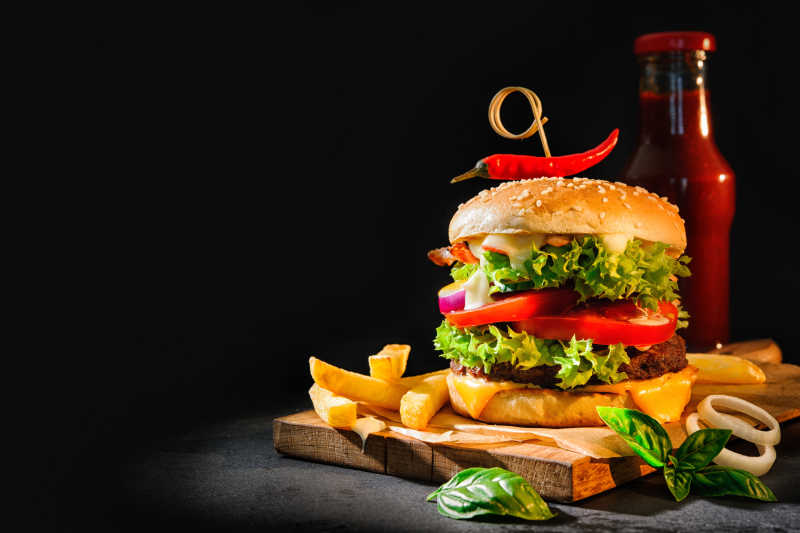 桌子上的汉堡薯条和番茄酱