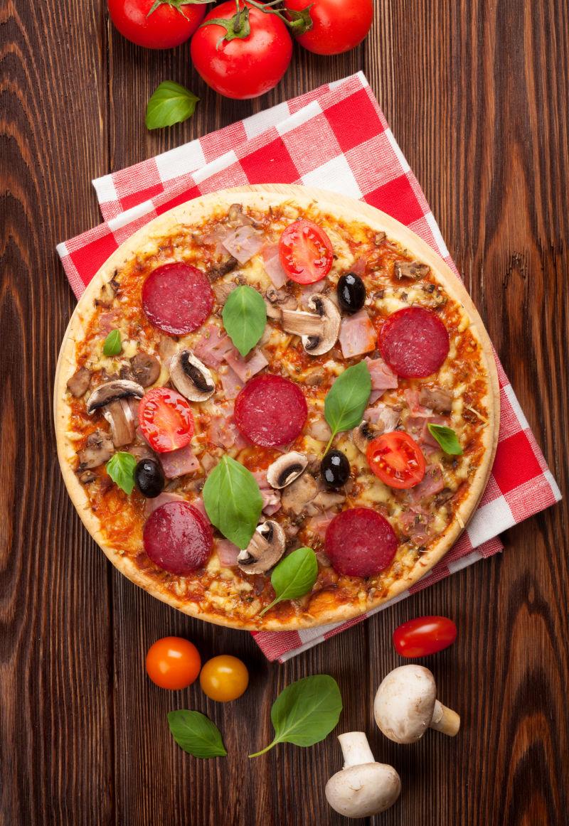 木桌上美味的意大利披萨