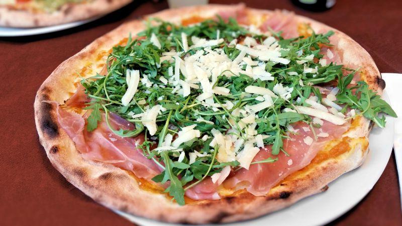 传统西西里比萨饼配火腿芝麻菜和皮奥里诺奶酪