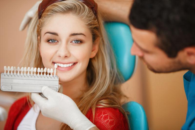 正在进行牙齿比色