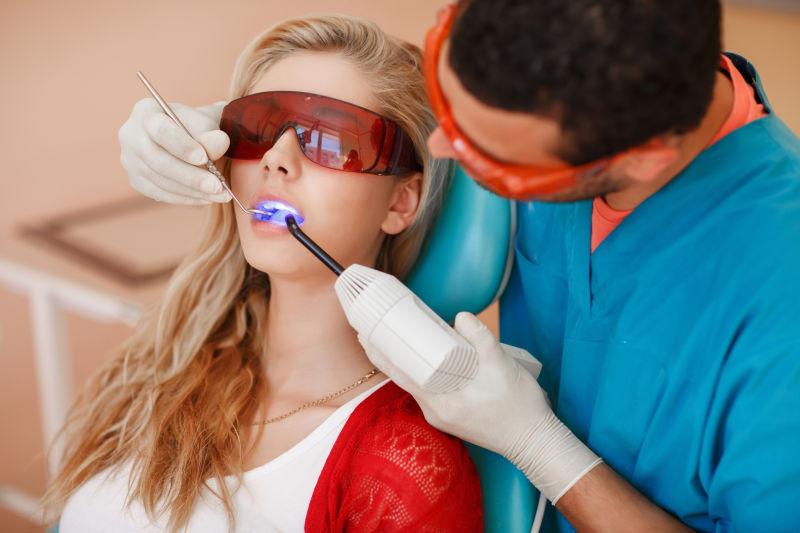 美女正在进行牙齿美白