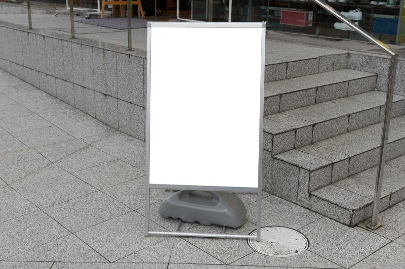 路边楼梯旁的空白广告牌