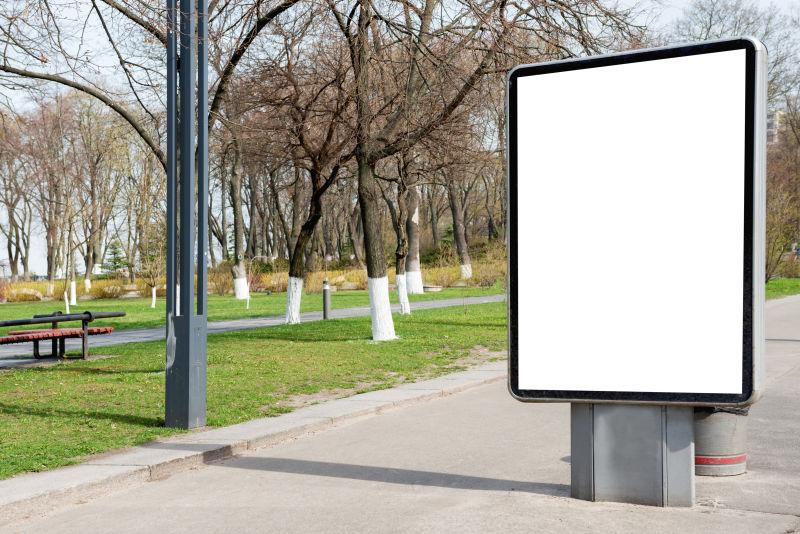 城市街道上的空广告牌