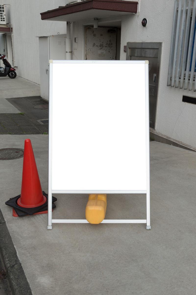 街边的空白警示牌