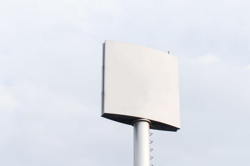 蓝天下的高处的空白广告牌