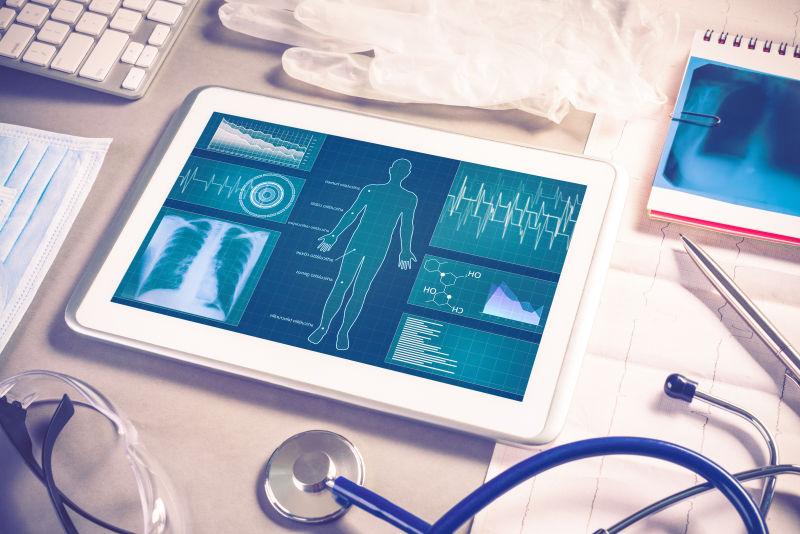 白色的平板电脑在桌上