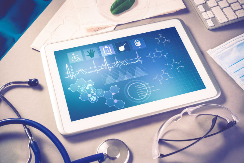 桌子上的白色医用平板和听诊器