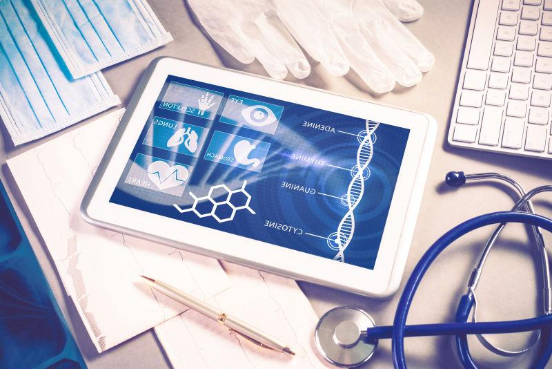 桌子上的平板和医用工具