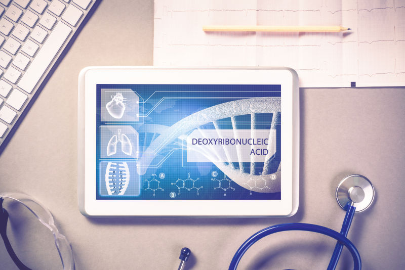 白色医用平板电脑和听诊器在桌子上