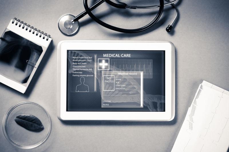 平板电脑和听诊器在办公桌上