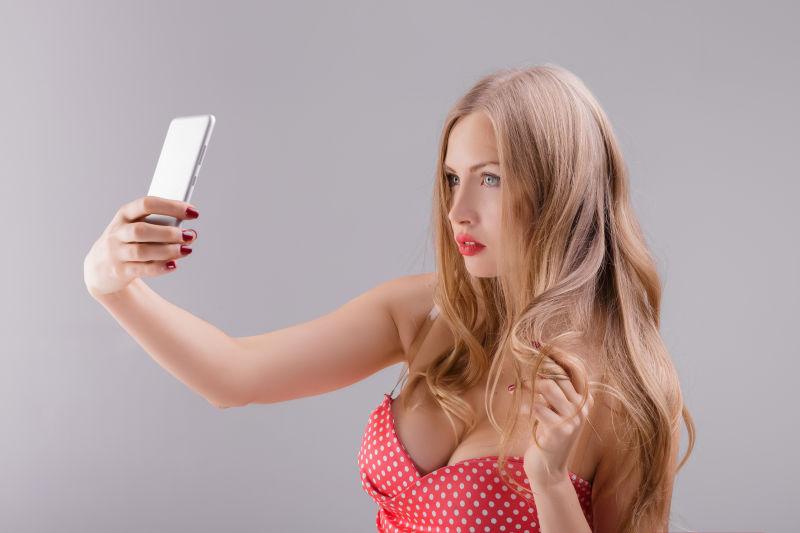 用手机自拍的女人