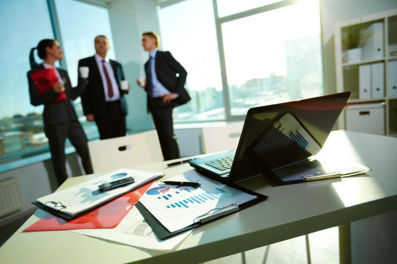 办公室的商人与文件