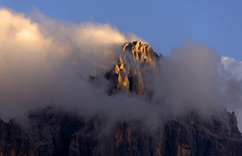 云雾缭绕的高山美景