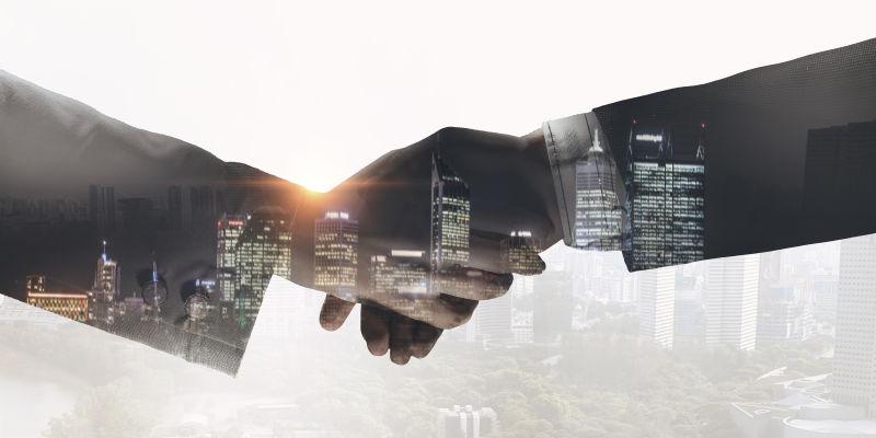 城市背景下商务握手的特写