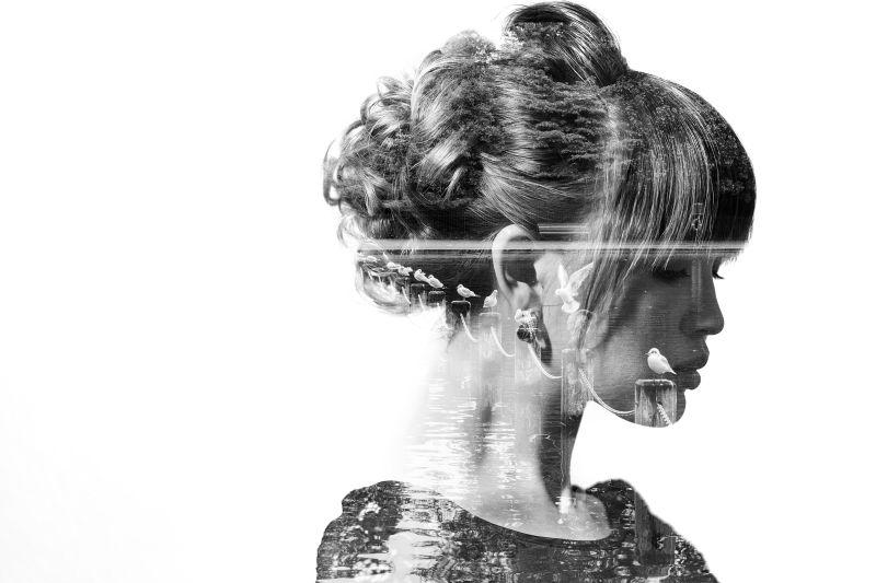 绚丽多彩的新娘与森林湖景观的黑白双重曝光