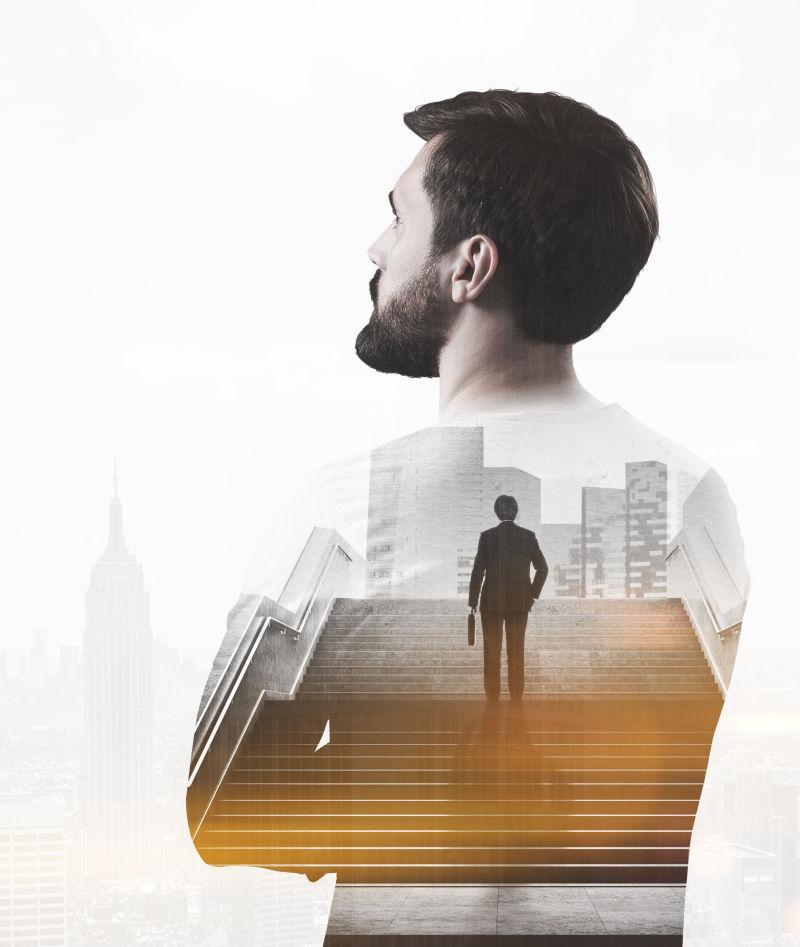 穿白衬衫的胡须商人和走在楼梯上的商人的双重曝光