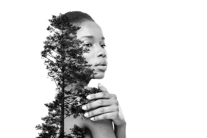 美国黑人女性肖像与树木的双重曝光