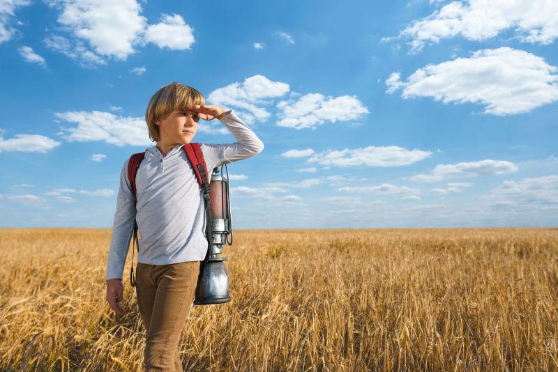 在户外背着喷气式飞行器的小男孩